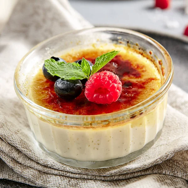 Classica Creme Brulee Ciotola Vetro Gelato Appetitoso Vicino Delizioso Dessert — Foto Stock