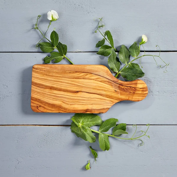 Holzschneidebrett Und Grün Auf Der Tischplatte Küchenutensilien Und Kräuterzweige Mit — Stockfoto