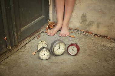 Saatler bekleyen çocuk