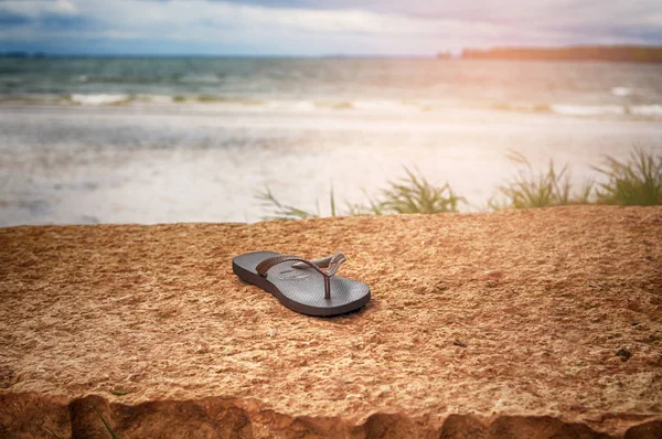 Sandale abandonate pe plajă — Fotografie, imagine de stoc