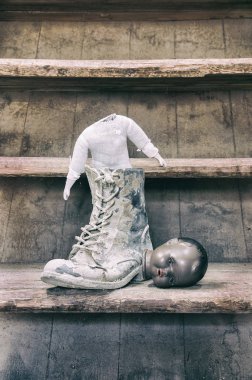 Eski kırık oyuncak bebek kafası yanında önyükleme.