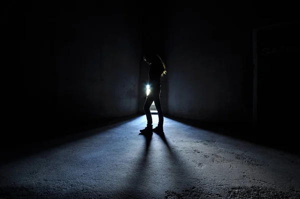 Femme Rétro Éclairée Debout Dans Porte Pensant Lumière Bleue — Photo