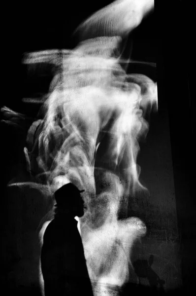 Silhouette fumeur de cigare monochromatique — Photo