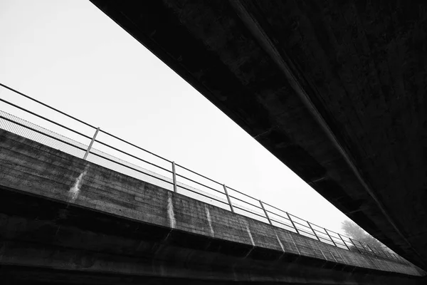 Puente abstracto desde abajo —  Fotos de Stock