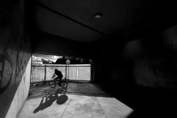 Cycliste rétroéclairé — Photo