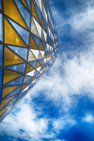 Yüksek doğmak bina cam cephe