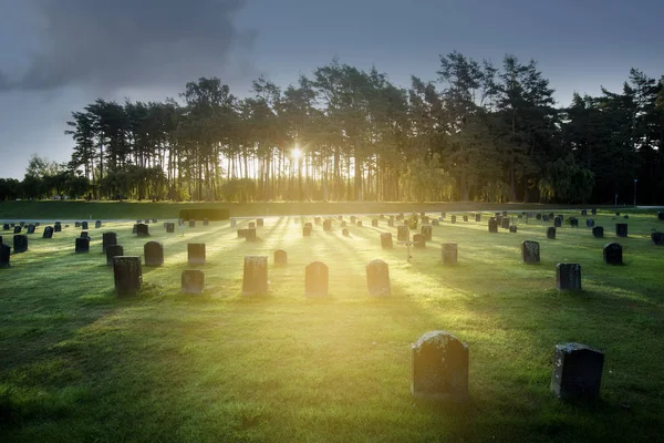 Soluppgång över gravstenar — Stockfoto