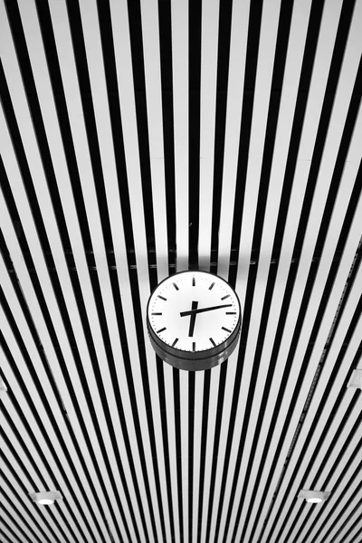 Relógio e linhas — Fotografia de Stock