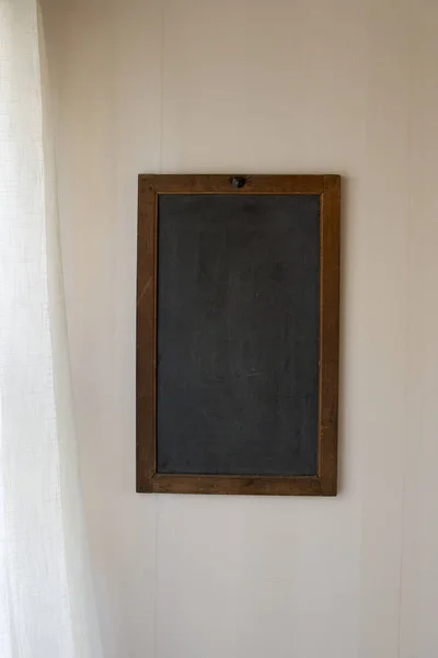 Tableau noir vide sur le mur — Photo