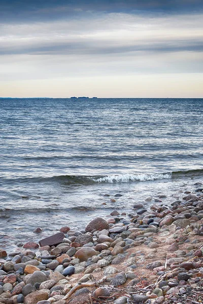 Suyun kenarındaki kayalar — Stok fotoğraf