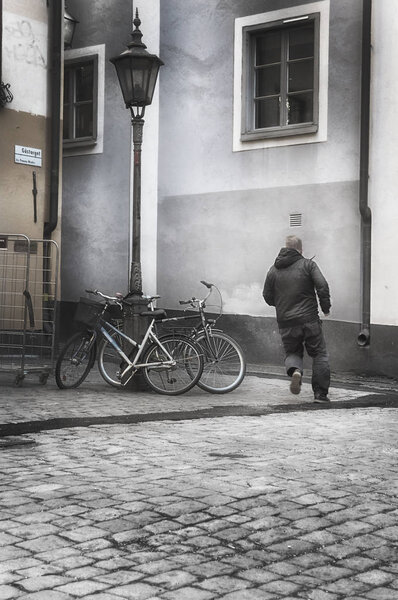 Бегущий человек в старом городе
