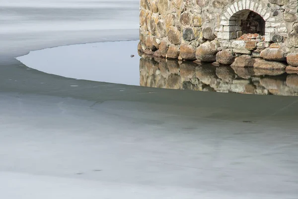 Château réfléchissant dans la glace fondante — Photo