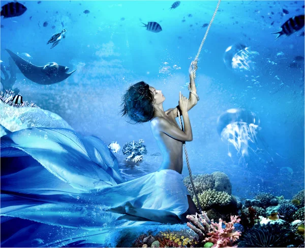 Chica bajo el agua — Foto de Stock
