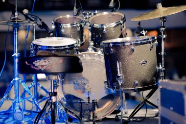 baterist bateri çalıyor.