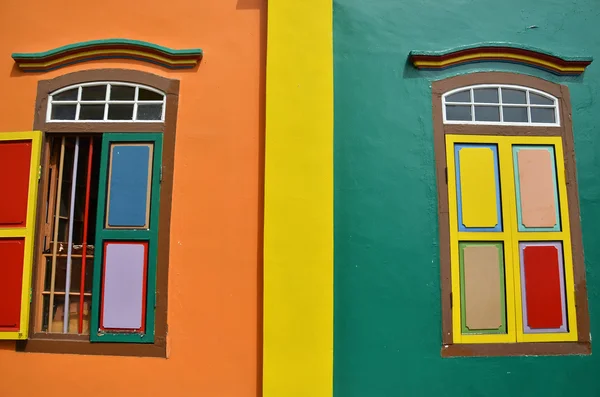 Färgglada fasaden på byggnaden i little india, singaporeリトルインディア, シンガポールで建物のカラフルな外観 — Stockfoto