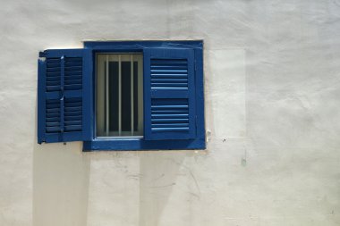 Beyaz duvar ile izole mavi pencere