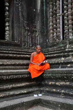 Angkor Wat Tapınağı'nda Monk derin derin düşünür