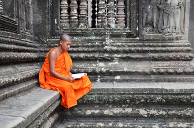 Angkor Wat Tapınağı'nda Monk derin derin düşünür