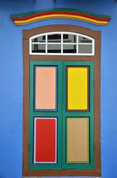 Красочный фасад здания в Маленькой Индии, Сингапур — стоковое фото