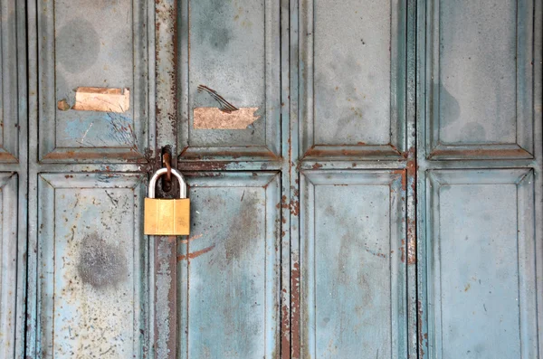 Metall lock på en blå dörr — Stockfoto