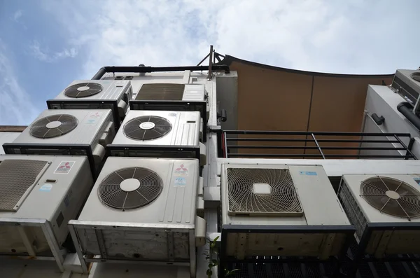 Allée arrière de l'atelier avec plusieurs climatiseurs — Photo