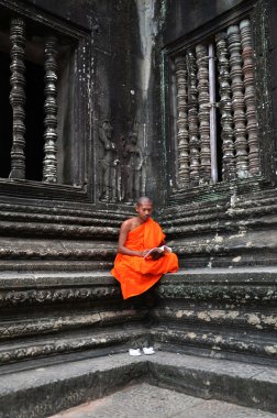 Angkor Wat Tapınağı'nda Monk derin derin düşünür