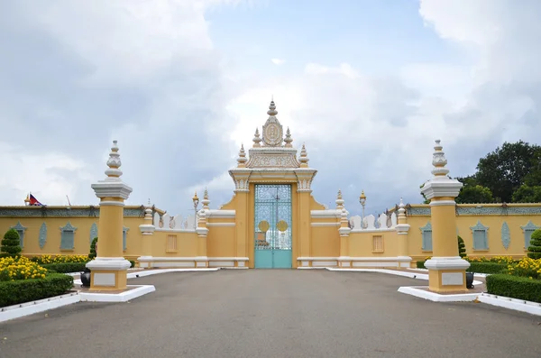A entrada do palácio real emPhnom Penh, Camboja — Fotografia de Stock
