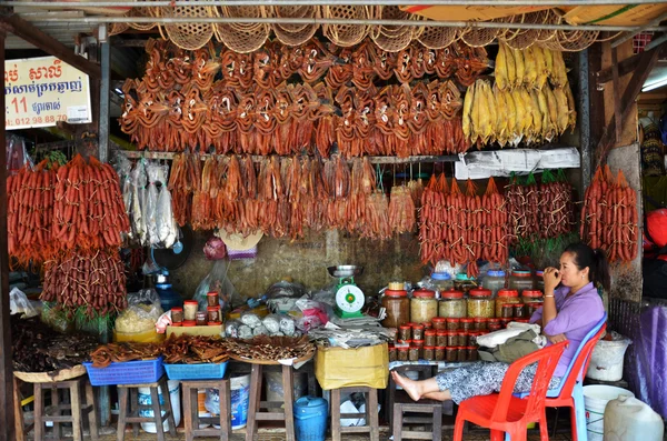 Kambodschaner verkaufen Lebensmittel auf dem Markt — Stockfoto