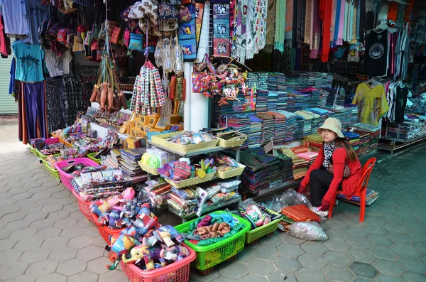 Paños jemer para la venta en un mercado — Foto de Stock