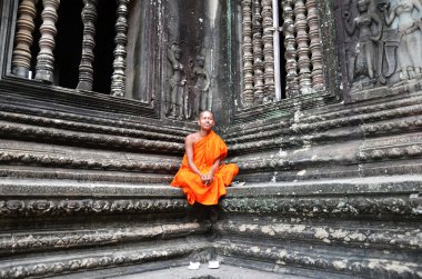 Angkor Wat Tapınağı'nda Monk derin derin düşünür