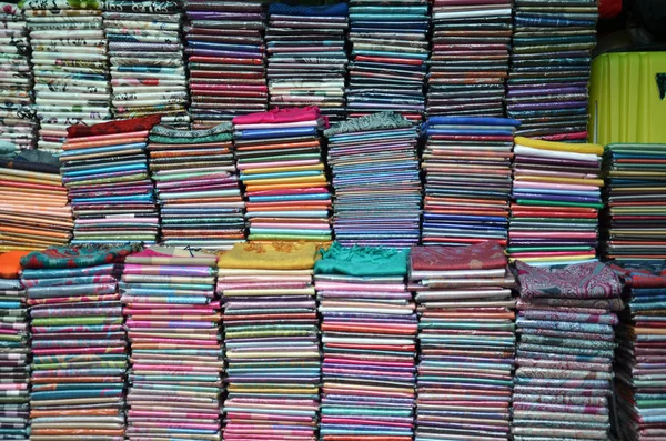 De Khmer doeken te koop op een markt — Stockfoto
