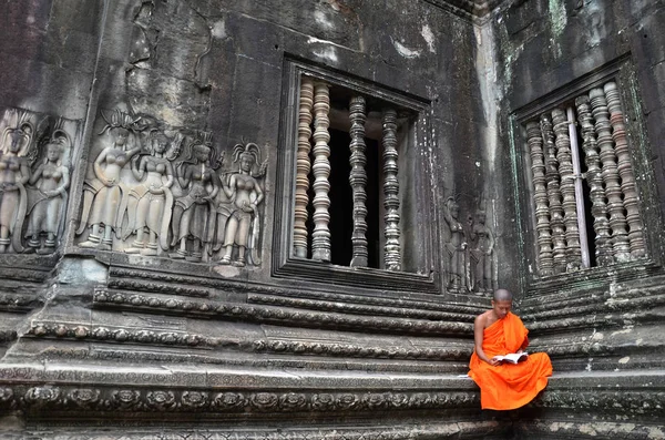 Angkor Wat Tapınağı'nda Monk derin derin düşünür