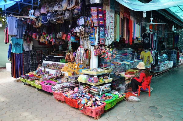 Panos Khmer para venda em um mercado — Fotografia de Stock