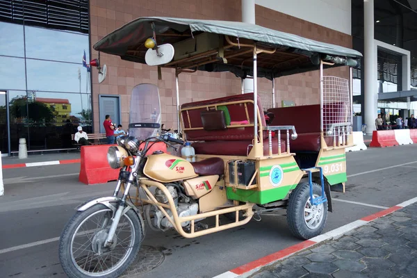 Taxi en attente devant l'aéroport de Phnom Penh , — Photo