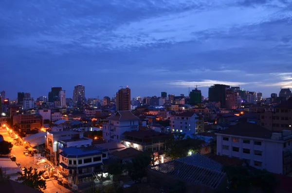 Phnom Penh Town durante o crepúsculo — Fotografia de Stock