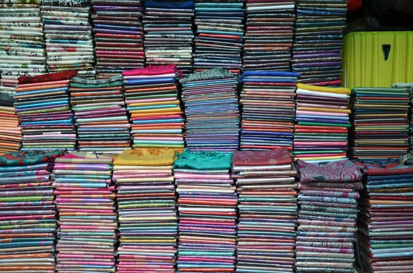Paños jemer para la venta en un mercado — Foto de Stock