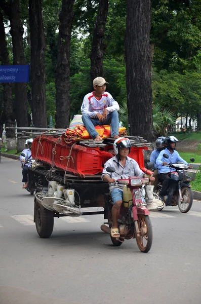 Arbeiter transportieren Güter mit Motorrad und Wagen in siem ernten — Stockfoto