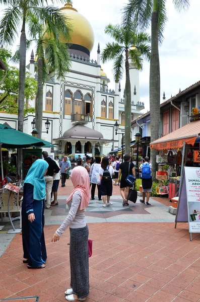 Street view of Singapore with Masjid Sultan — Stock Photo, Image