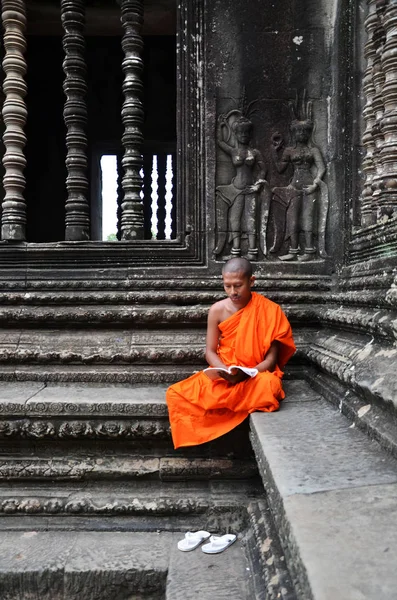 भिक्षु अंगकोर वाट मंदिर में ध्यान करता है — स्टॉक फ़ोटो, इमेज