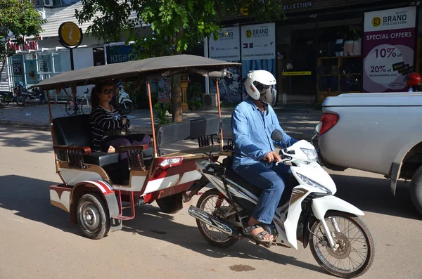 Homem dirige em Tuk Tuk no Camboja — Fotografia de Stock