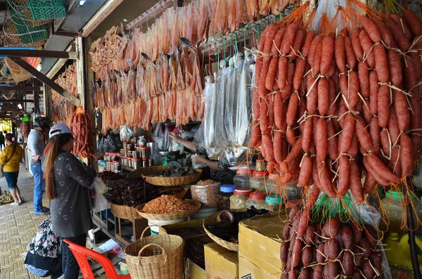 Kambodschaner verkaufen Lebensmittel auf dem Markt — Stockfoto