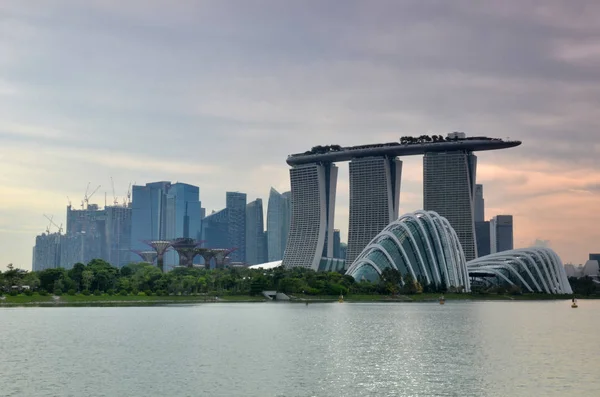 Paisaje urbano de Singapur al atardecer — Foto de Stock