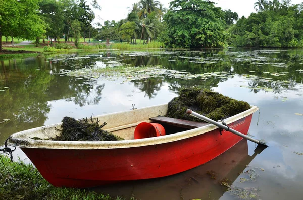 Barco rojo en Singapur Jardín Botánico — Foto de Stock