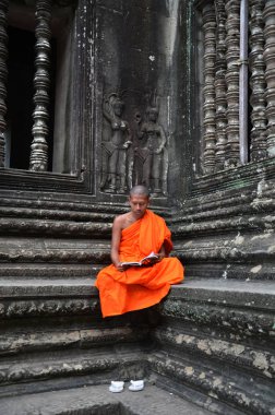 Angkor Wat Tapınağı'nda Monk derin derin düşünür