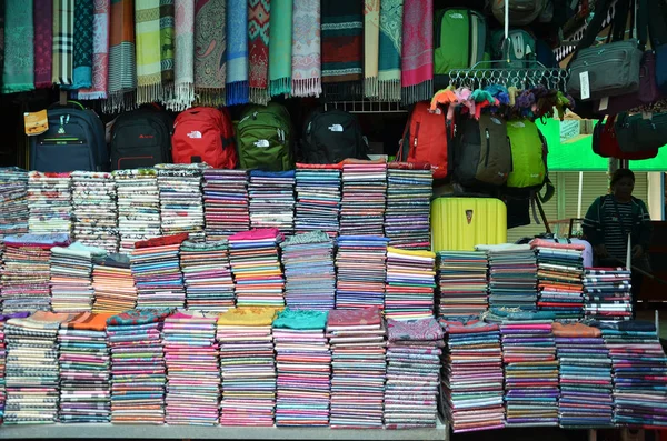 Paños jemer para la venta en un mercado — Foto de Stock