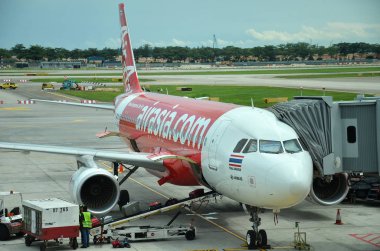Air Asia uçak Bagaj boşaltma