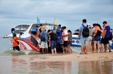Pattaya körfezinin üzerinde otopark sürat teknesi