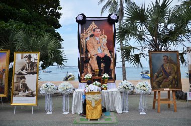  Ölen Kral Bhumibol Adulyadej anıt 