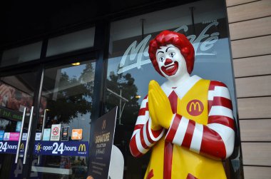 Ronald Mcdonald karakter entryway Mcdonals restoranına yakın