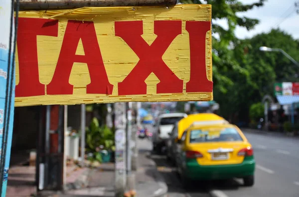 Farbenfroher Taxiparkplatz auf dem Parkplatz an der Straße Patt — Stockfoto